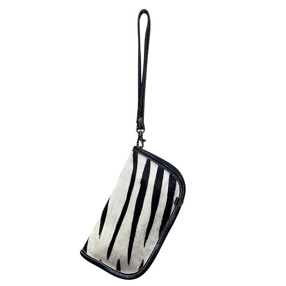 Chloe & Lex Leather Convertible Crossbody Wrist Wallet - Picture 6 of 6